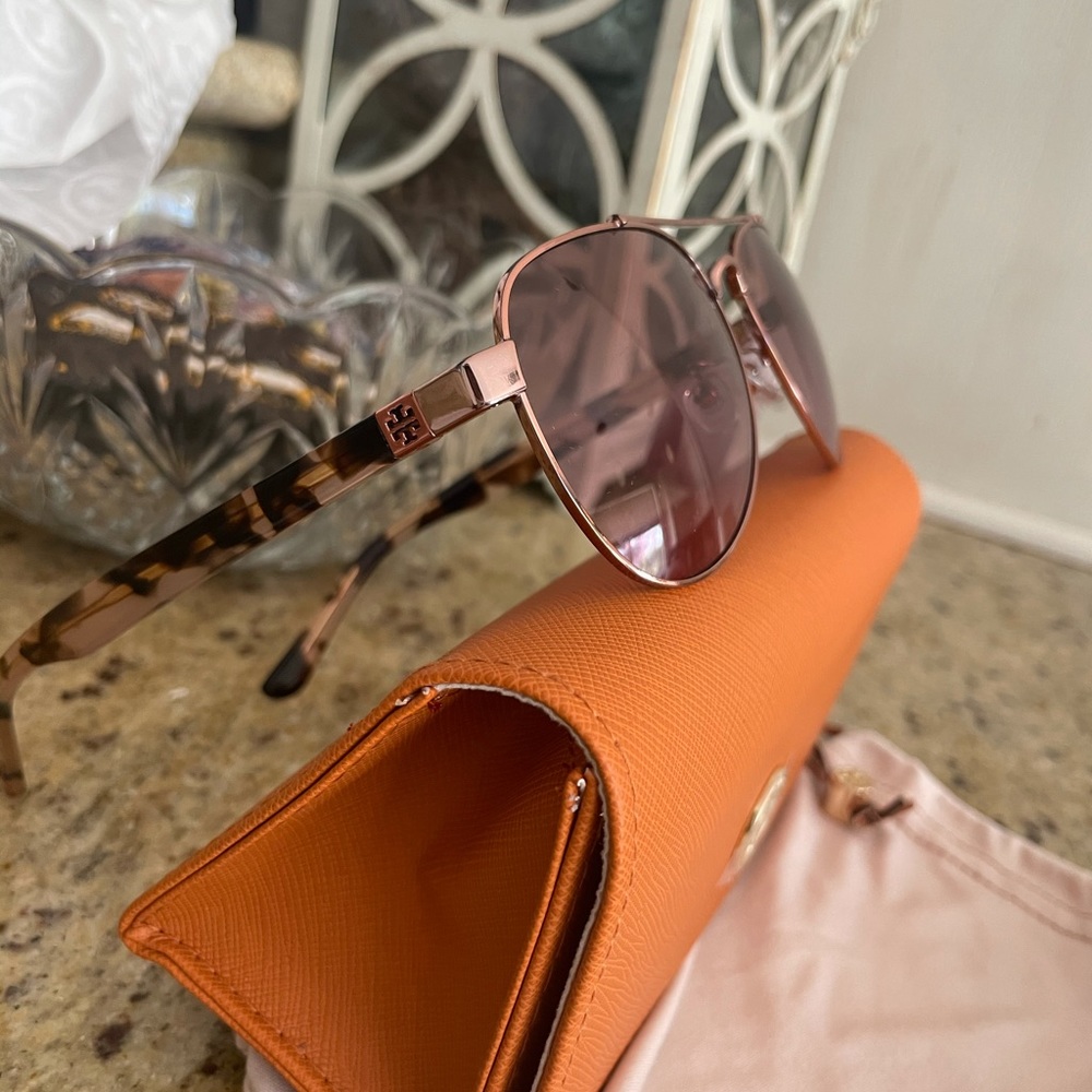 New Tory Burch sunglasses 💝 - Picture 5 of 7